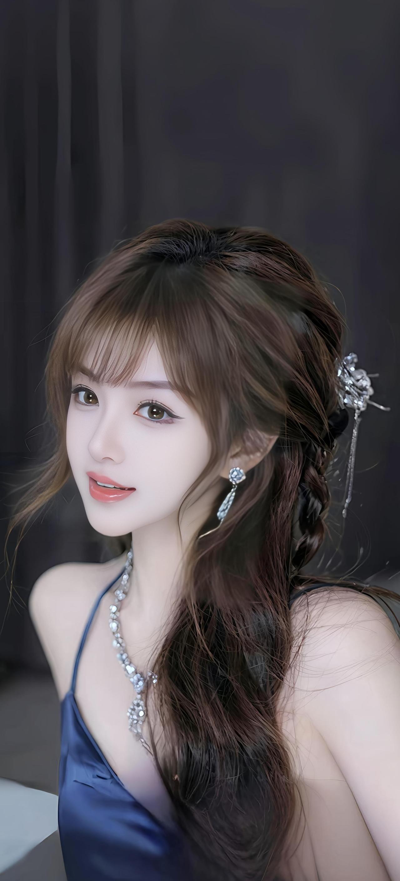 娉婷袅娜步轻盈，素影翩跹若柳青。
玉骨冰肌含秀色，兰心蕙质蕴芳馨。
回眸一笑倾城