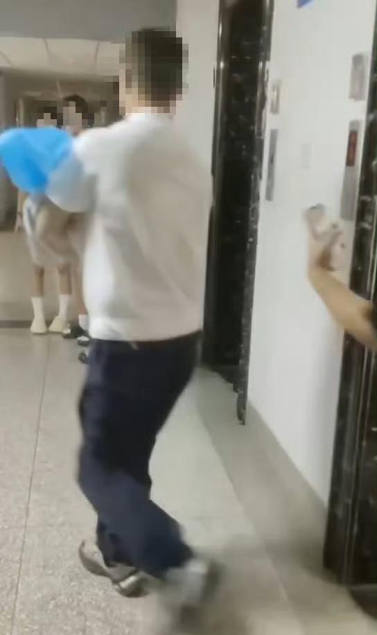 真无语，居然让一名大二的女学生在宿舍产子！学校老师，家长，他的男朋友干嘛去了？