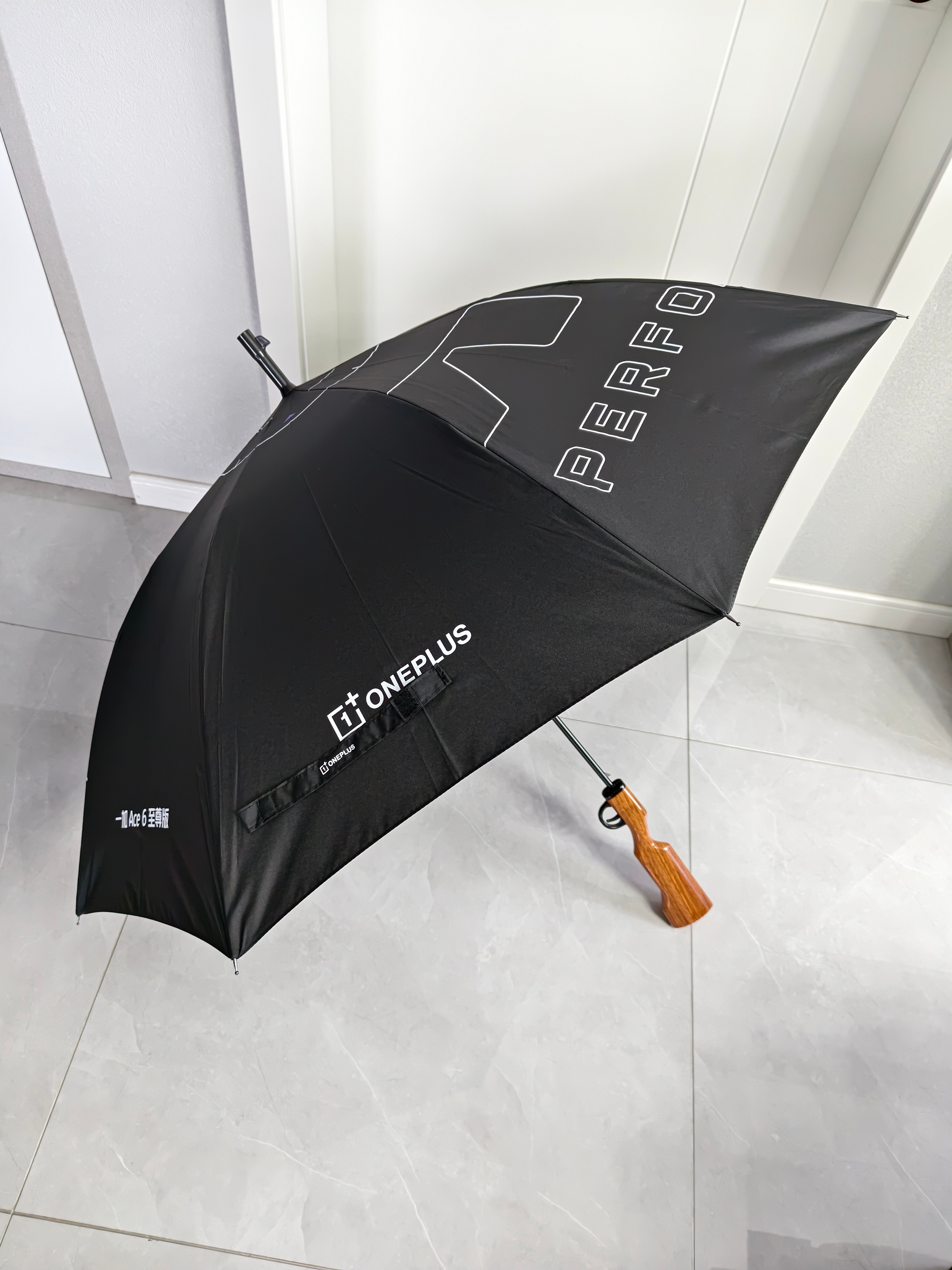 一加 Ace 6至尊版邀请函有点猛，寄了一把“枪”，不对，是一把枪型雨伞， 扣下