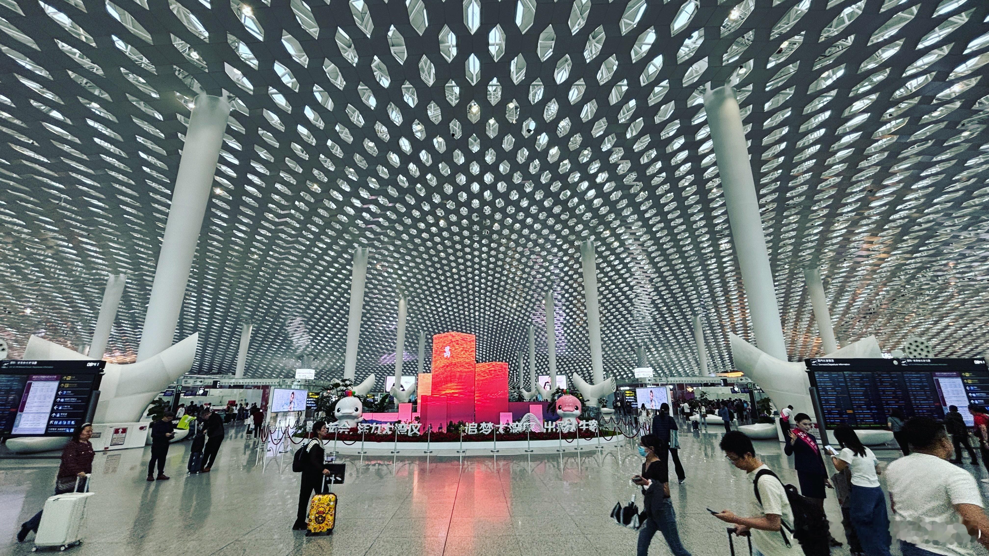 发现一个鬼故事：我拿着深圳身份证，但今天才第一次到宝安机场的新航站楼。我对这个机