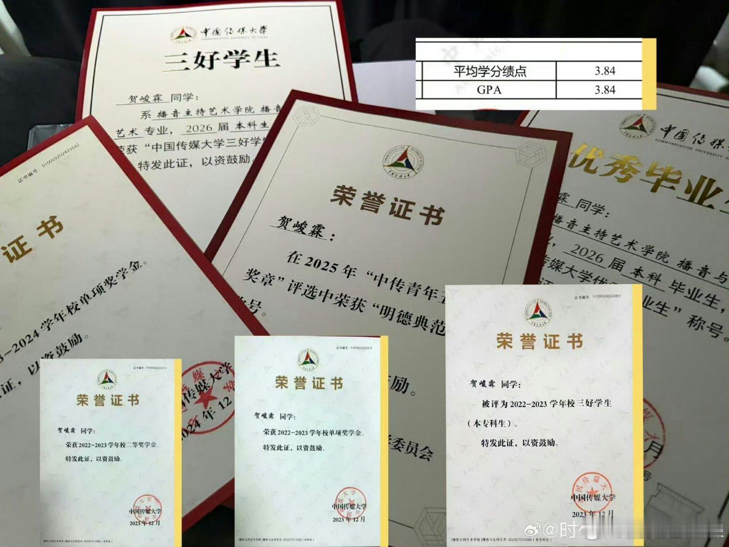 贺峻霖是时代峰峻首位研究生艺人在这种区别对待的小破地方，贺峻霖真的完全靠自己