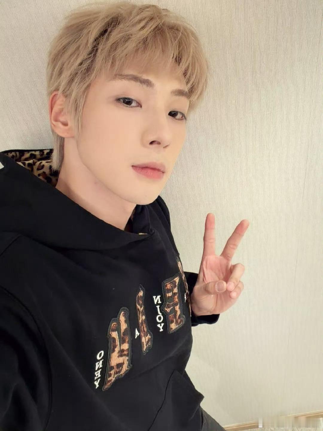 颜安染头发了 该说不说，黄毛版本的颜安真的怪好看的 ​​​