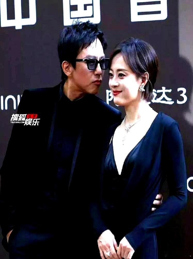 孙俪不仅将香奈儿耳环以11元的价格出售，邓超的裤子也仅售25元，并包含免费配送。