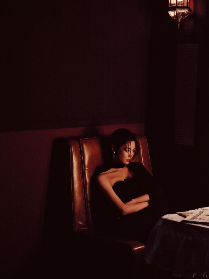 辛芷蕾的红是什么红 辛芷蕾亮相即焦点，状态饱满又舒展，红唇衬得整个人明艳动人，气