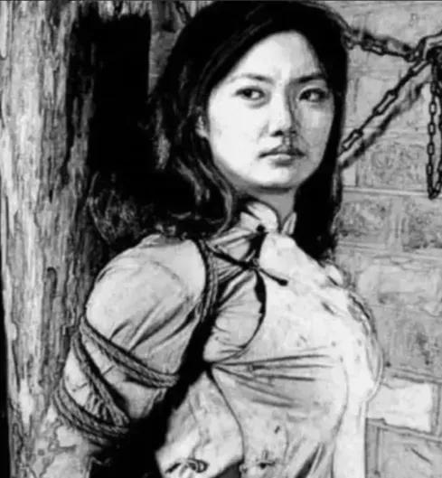 1942年，一女战士被汉奸出卖，因难以忍受日军的折磨，她要咬舌自尽。突然，一个日