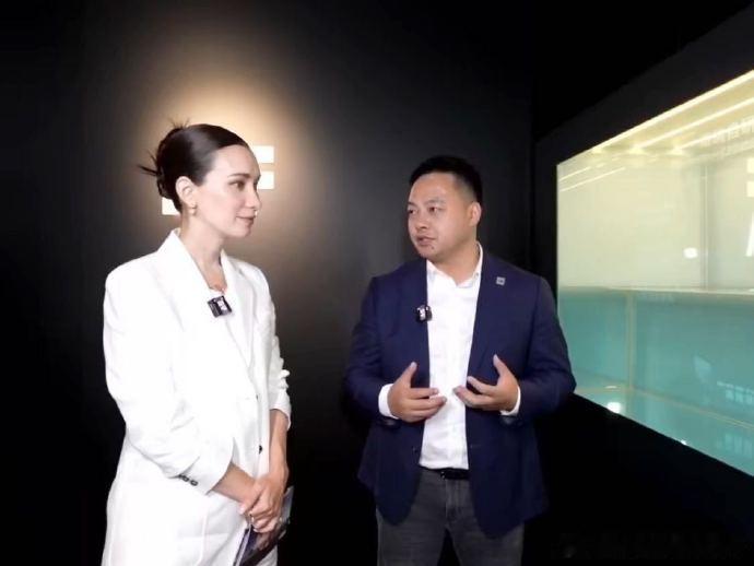 卢靖姗上海活动状态卢靖姗白西装造型太惊艳了！利落剪裁显瘦又显高，垫肩设计增气场，