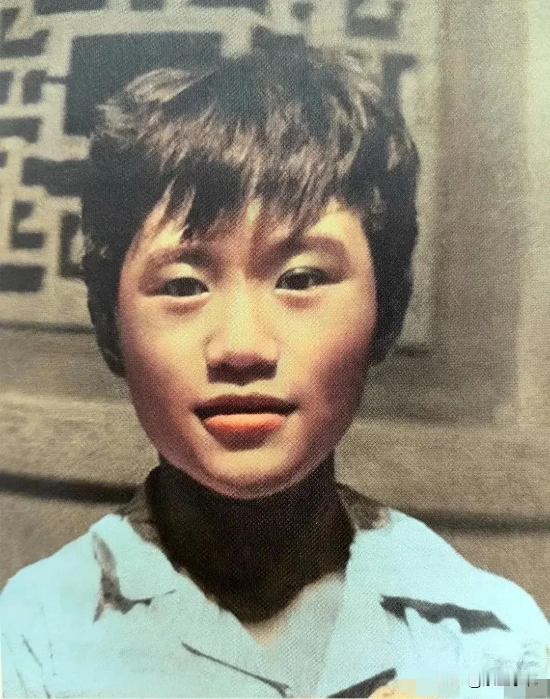 考眼力，看看有多少人认出他？
这是内娱一位著名演员的童年照片。他今年89岁，天津