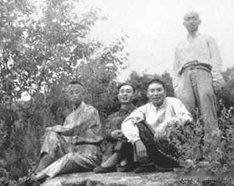 1951年4月，中国人民志愿军第19兵团司令员杨得志（左三）、政治委员李志民（左