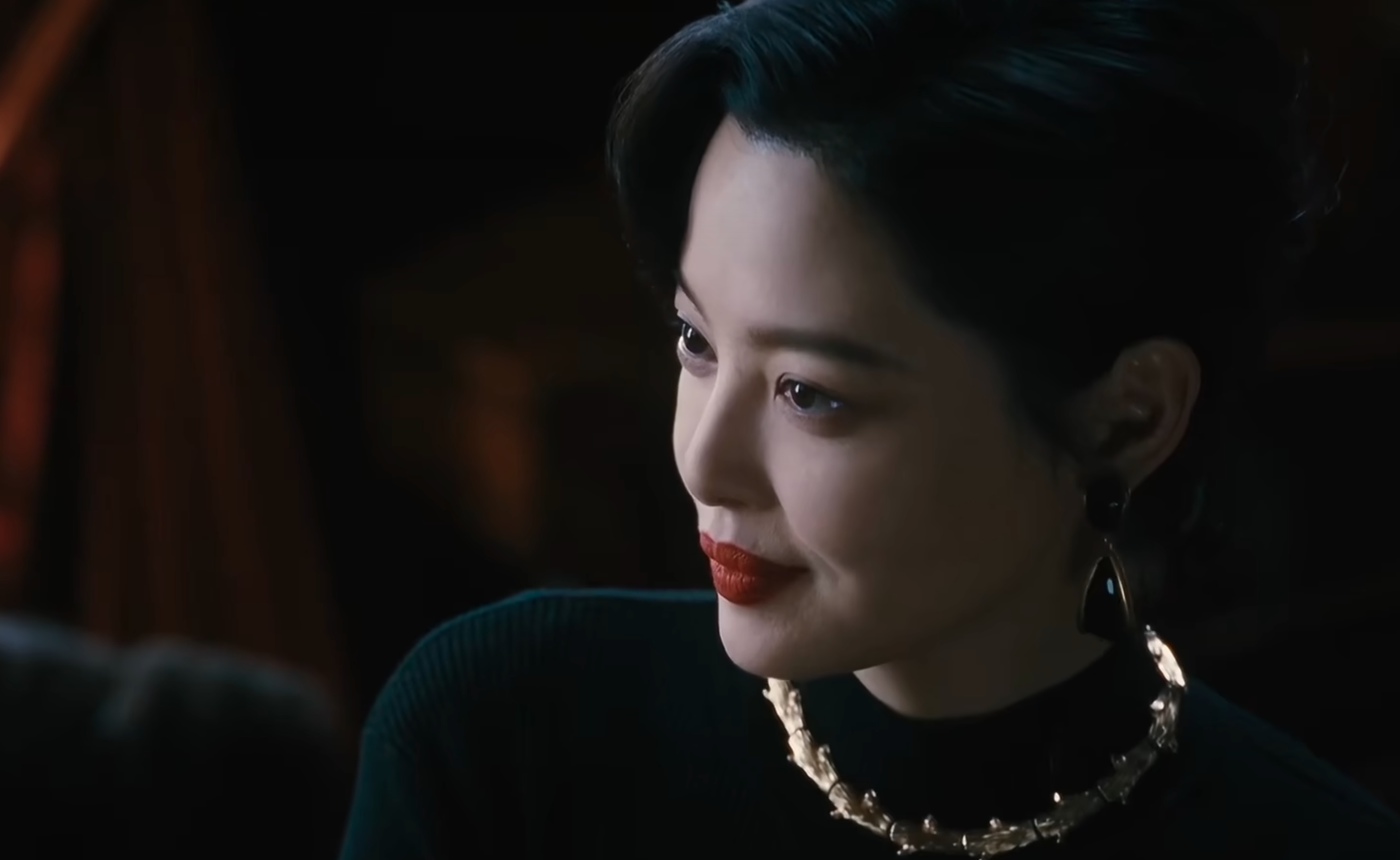 繁花里面真的非常爱用侧逆光，图一和图二明显变换了不同的机位，但依然是侧逆光。侧逆