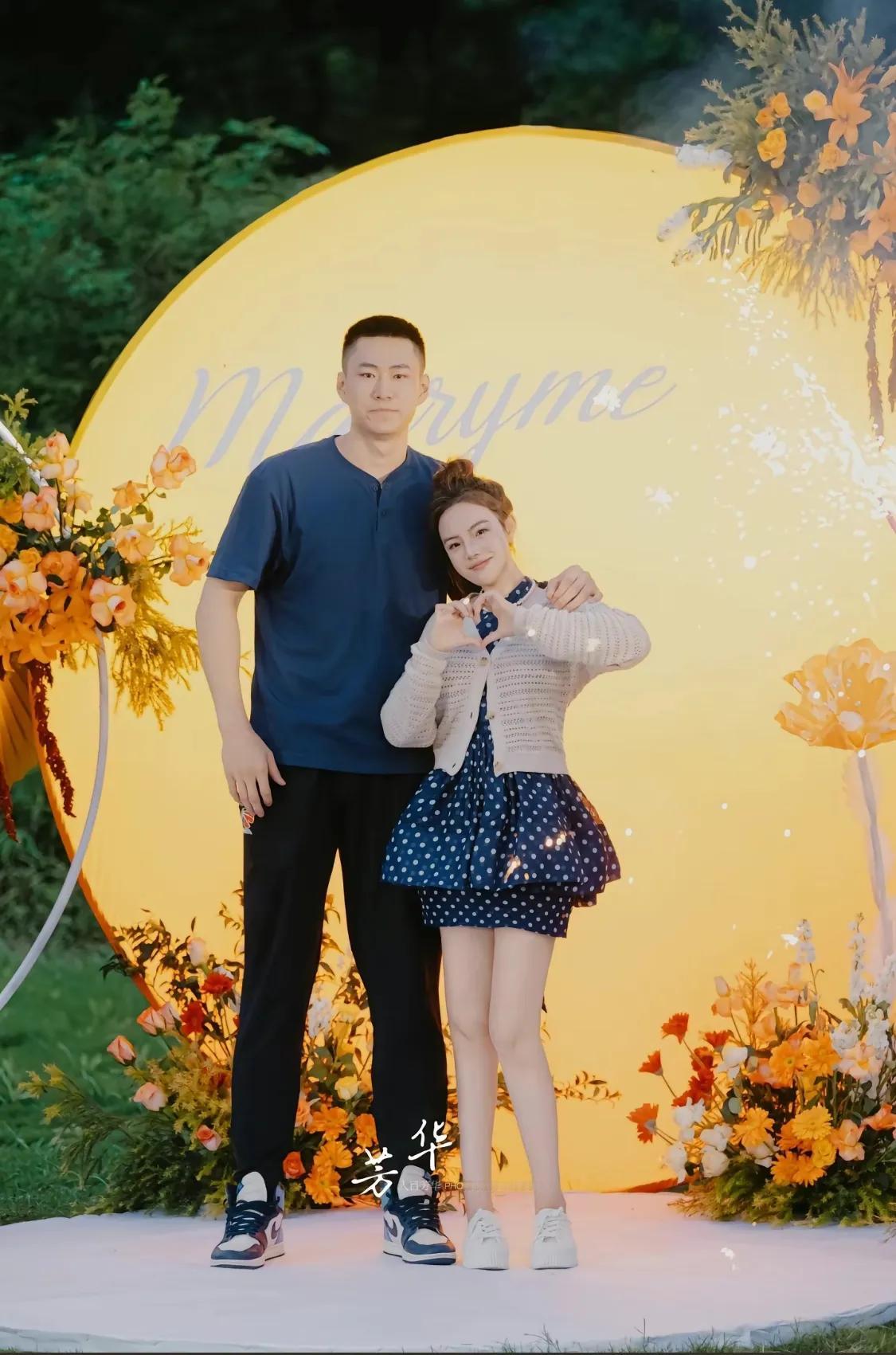 辽宁男篮喜事不断，租借到吉林队的吴昌泽也向女友求婚了，两人男帅女美非常登对，祝大