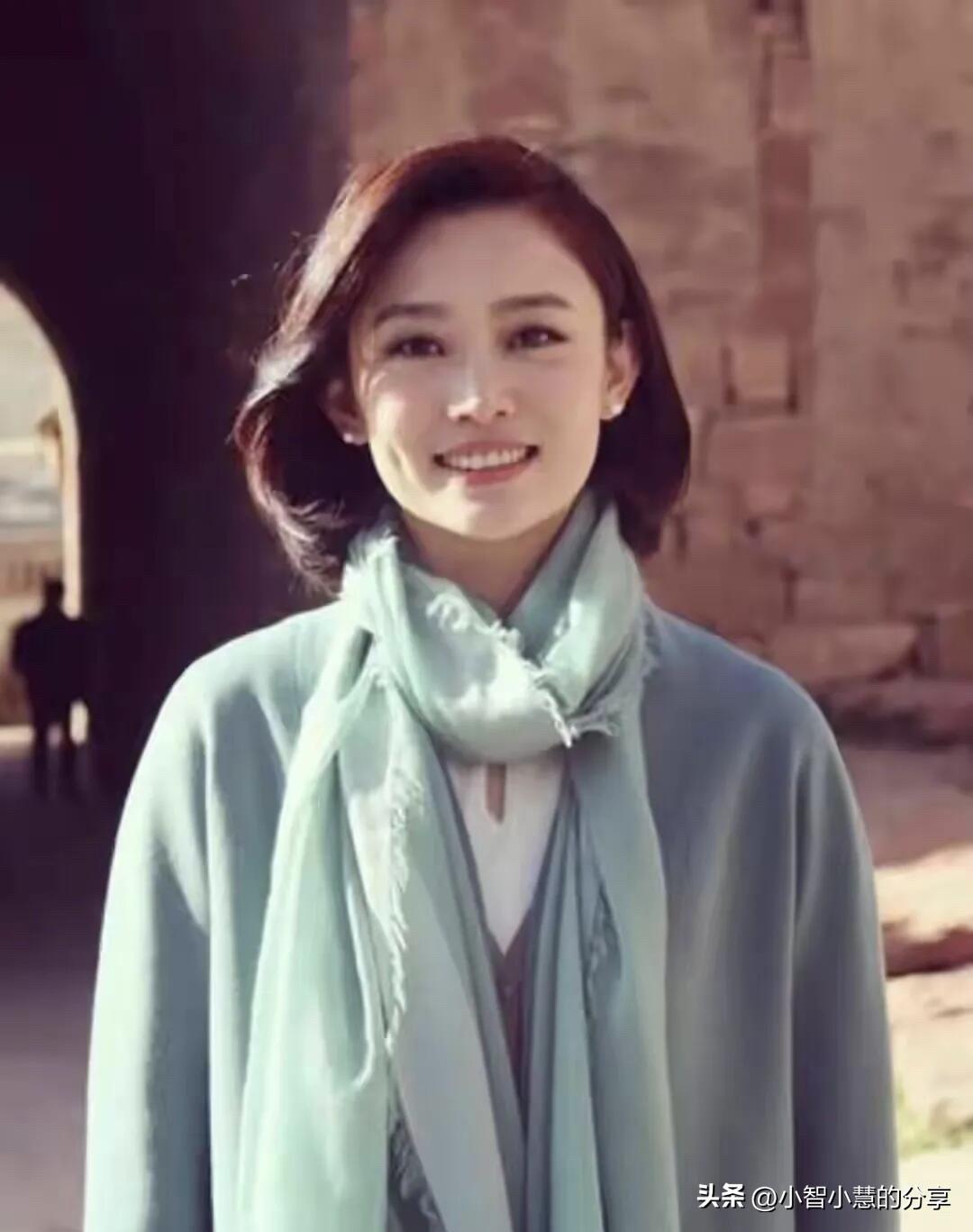 央视主持人李七月有着完美的五官和匀称的身材，这样的气质超越了马凡舒，为什么她却没