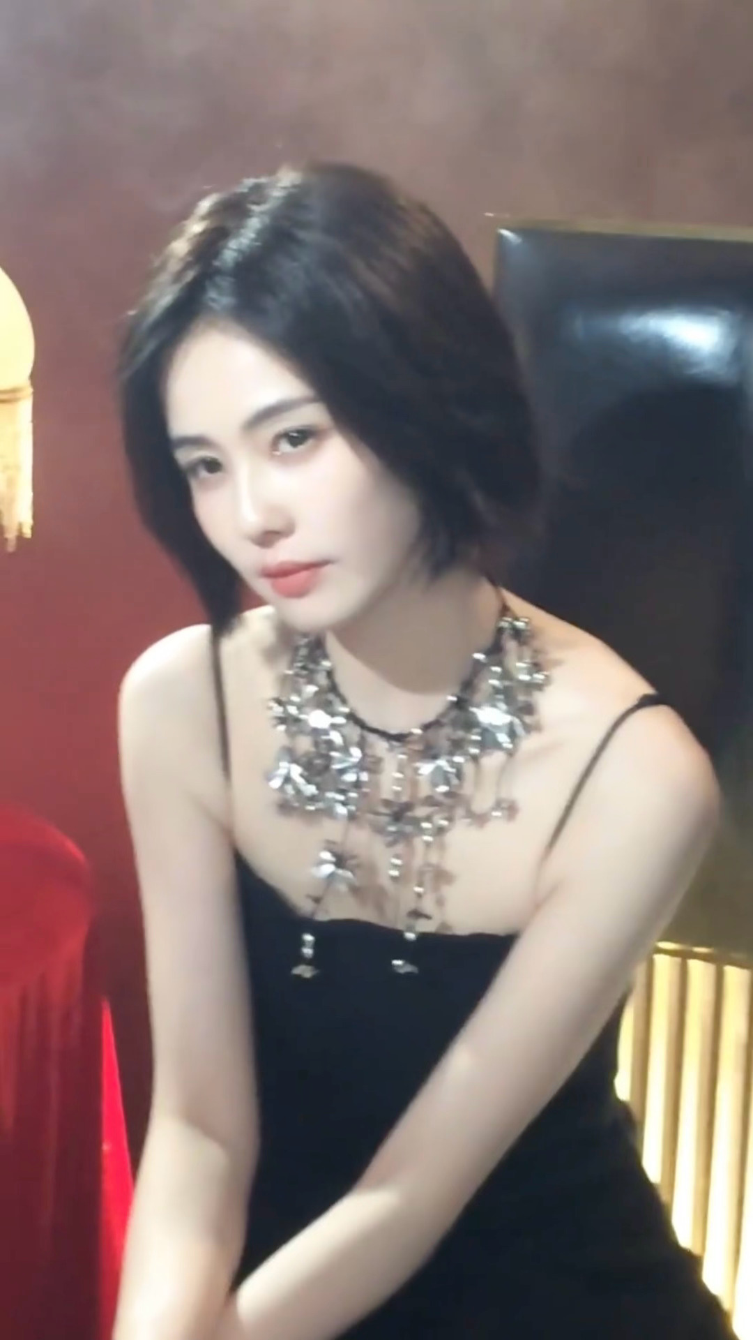 白鹿工作室 妆发白鹿新剧短发造型引发粉丝不满头发厚重没有层次，干枯毛躁没质感！ 