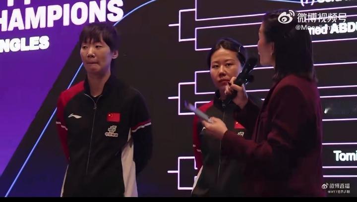 抽签仪式上的王曼昱[赞]！
2026WTT多哈冠军赛抽签仪式上王曼昱接受了现场采