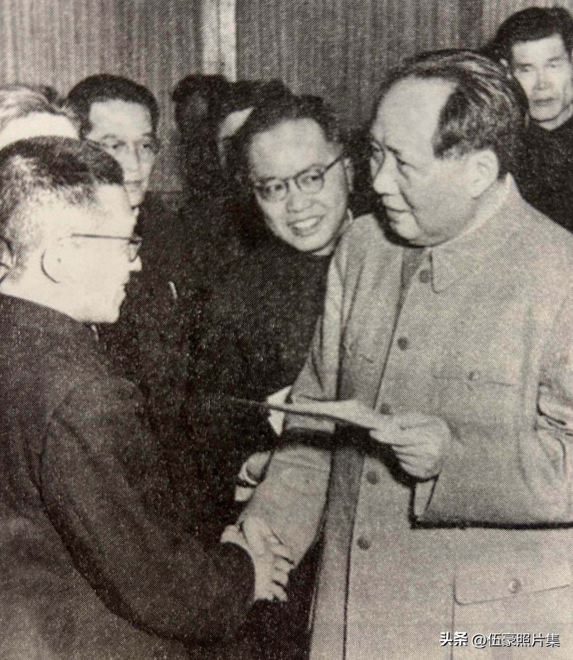 1956年，毛泽东主席会见台湾省籍政协代表的场景。会见中，毛泽东与代表们亲切交谈