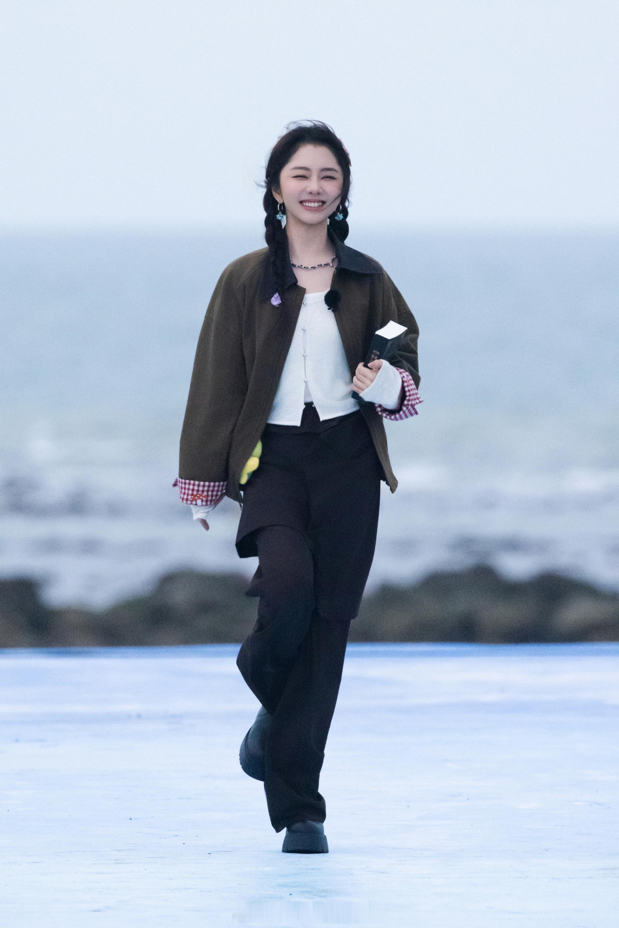 谭松韵想带朋友再上客栈 谭松韵好适合上这类综艺，很治愈有温度的慢综，看完很有能量