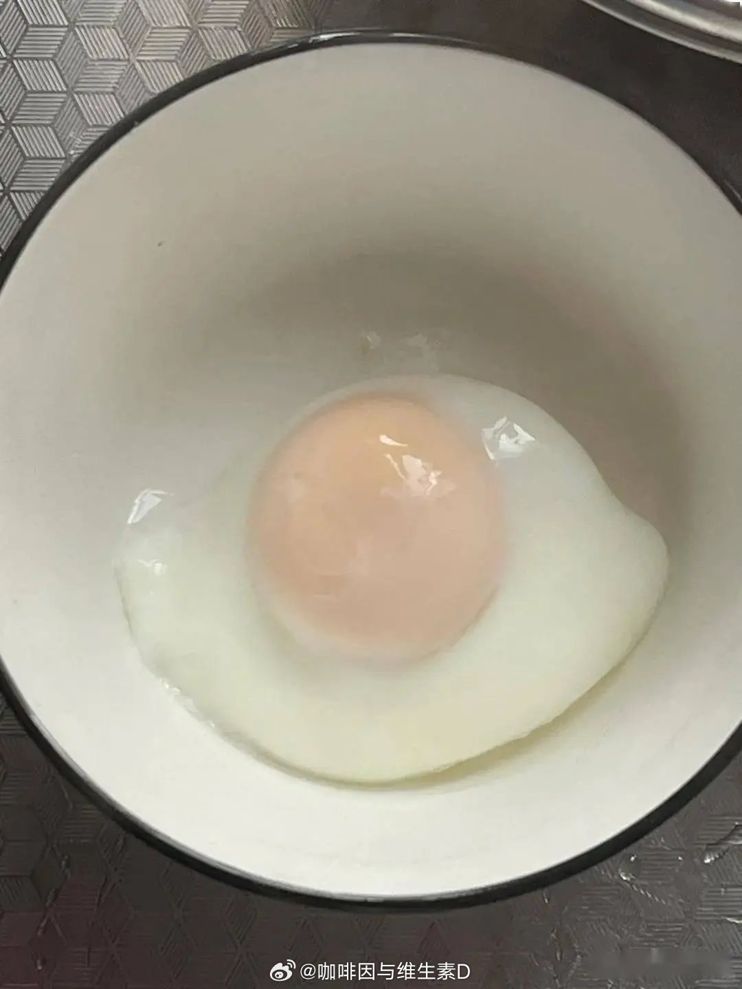 我宝宝以前只吃蛋白，一点蛋黄都不要，今天早晨吃面条的时候他主动提出要吃蛋黄了，这