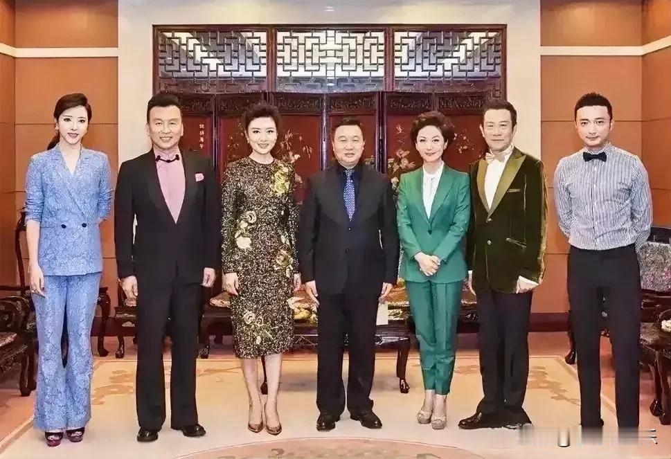 抛去她们央视主持人的身份，感觉周涛端庄大气，海霞气质好，而李思思年轻漂亮。萝卜白