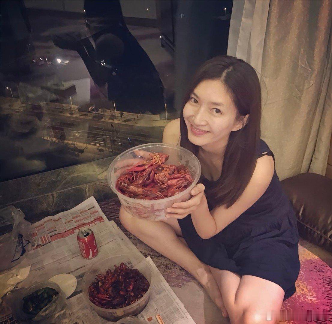 江疏影早期照片  江疏影[超话]  我感觉她不像那种被大佬爱上的女主 她像那种本