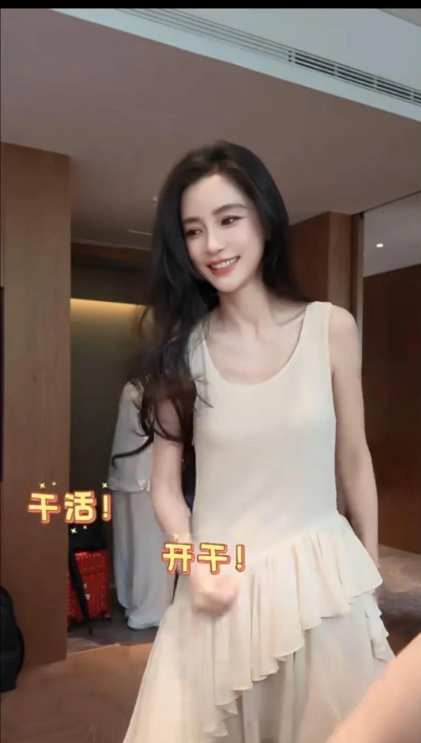 发现没
杨颖的骨相很漂亮
而且离婚后
我发现她的状态反而比之前好了
不知道大家有