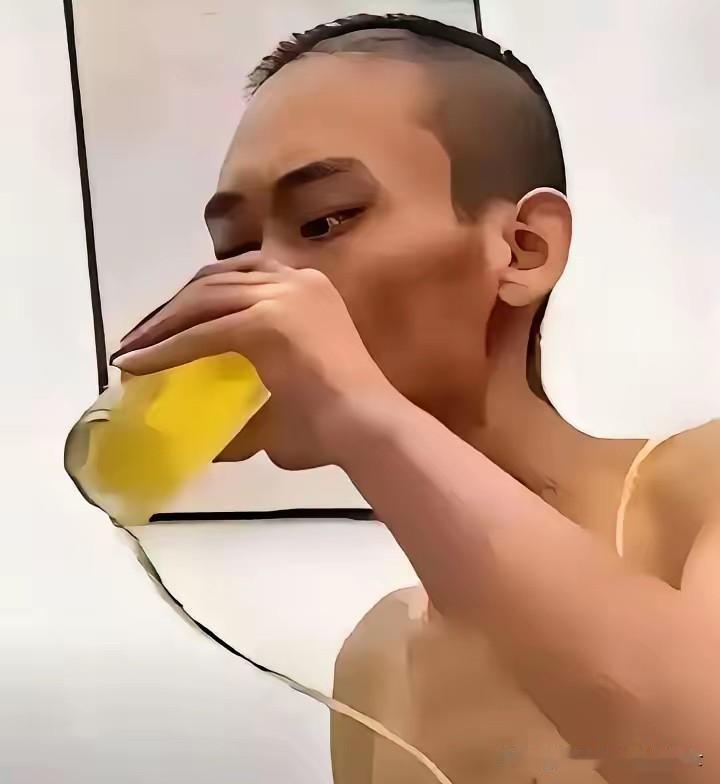 想想都觉得心酸。一名男子确诊癌症晚期，主动放弃了后续治疗，自己买了一箱啤酒在病房