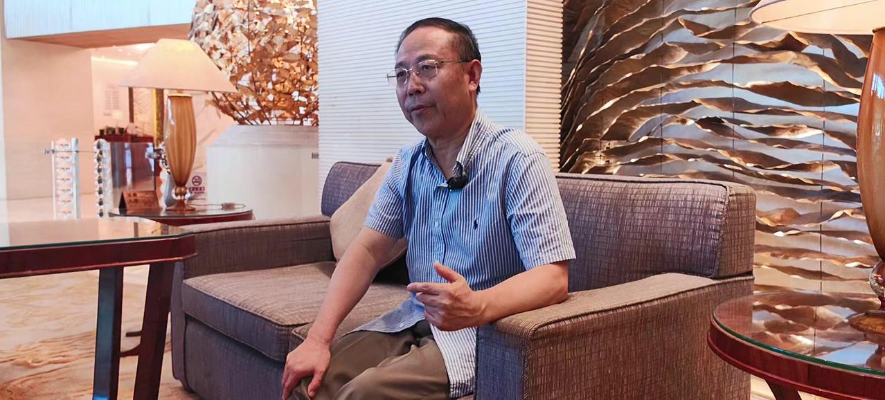 📖冯大脚是传统农民的典型代表，热爱土地和劳动，庄稼活样样精通，一心想多要土地便