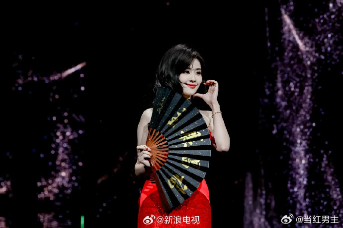 白鹿红毯签名李佩仪 细节里全是热爱！白鹿红毯签李佩仪，把对《唐宫奇案》的用心藏在