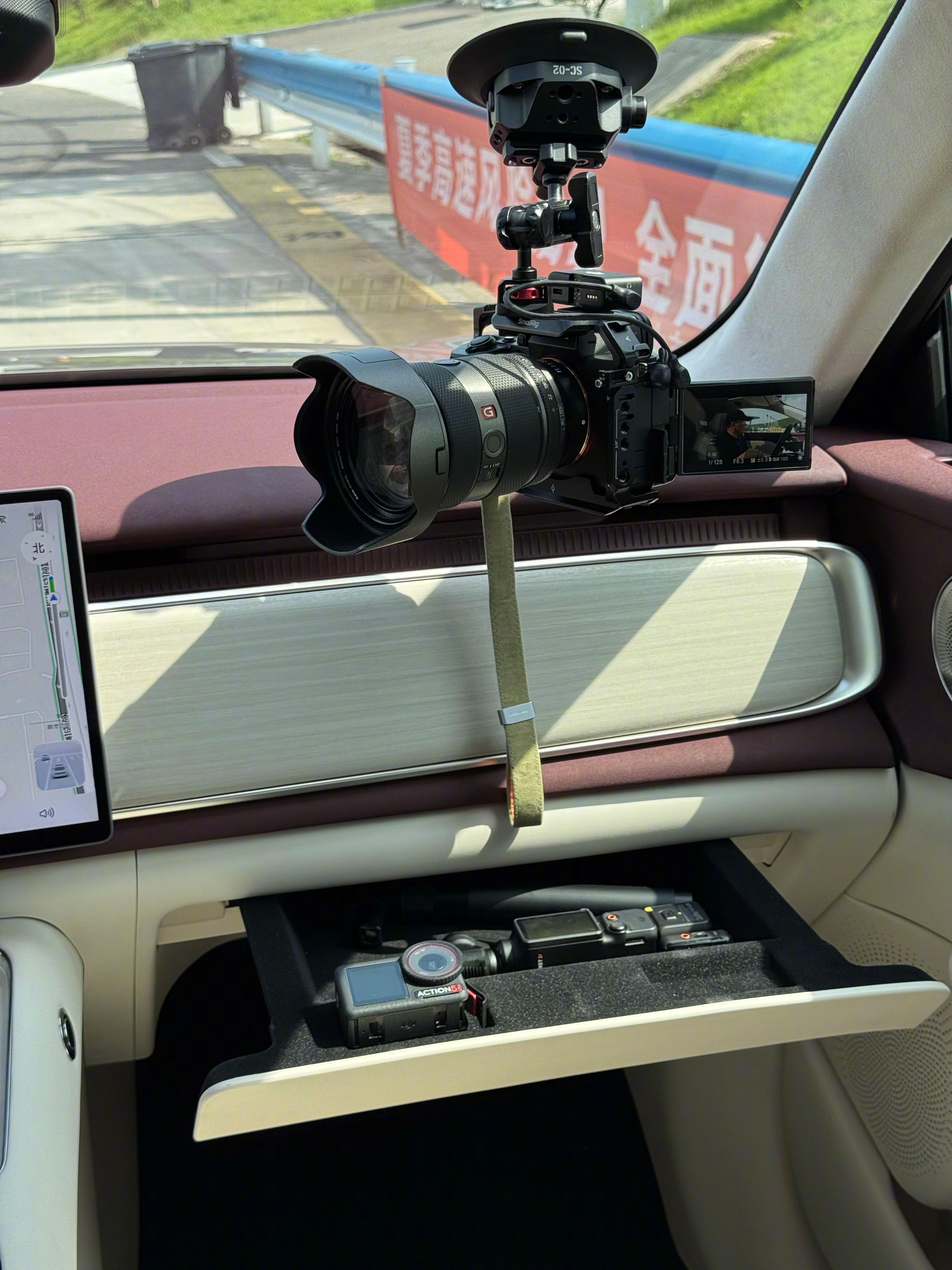 副驾小桌板[笑而不语]怎么评价？底下没有手套箱了哦 ​​​