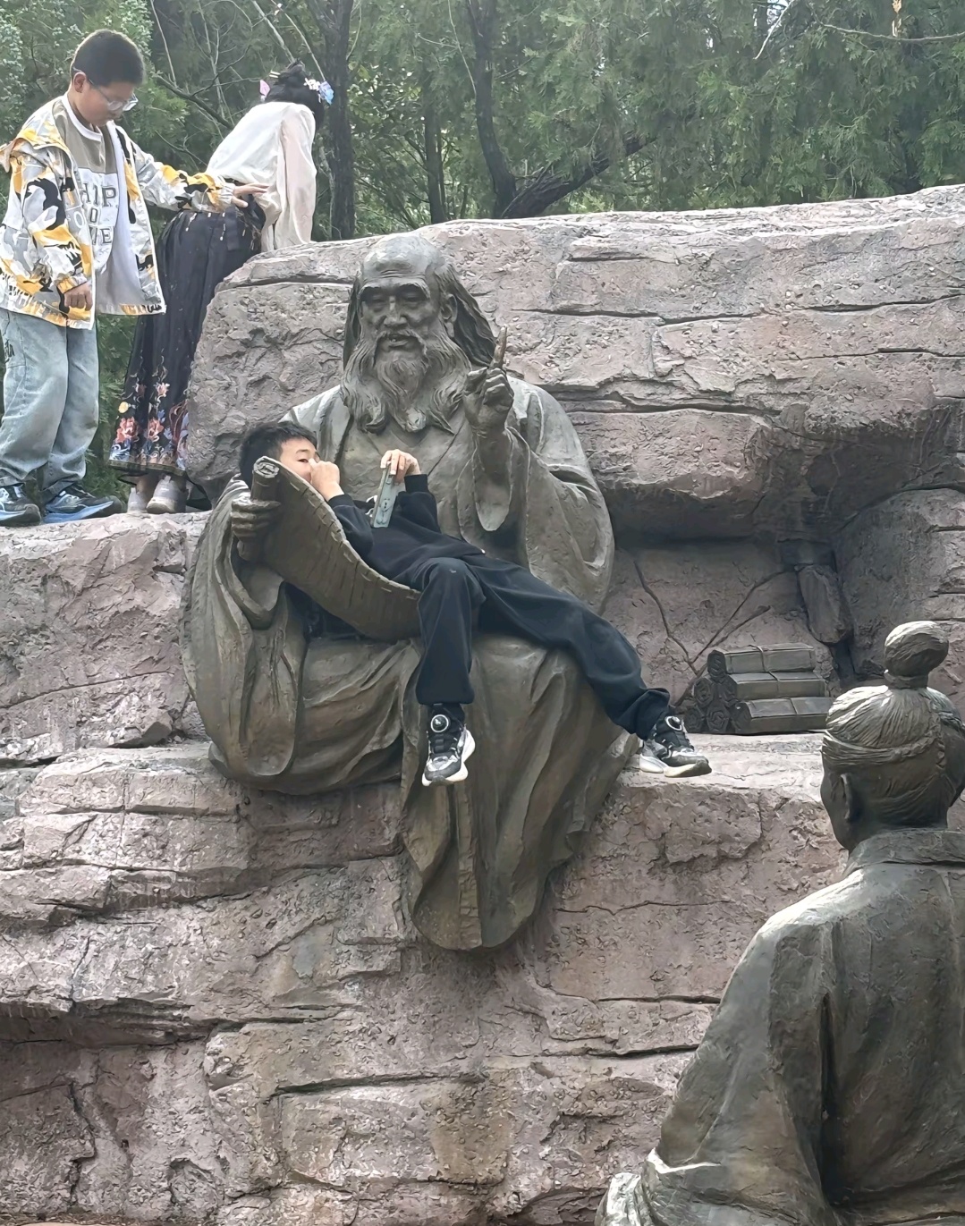 这些小孩真会找地方