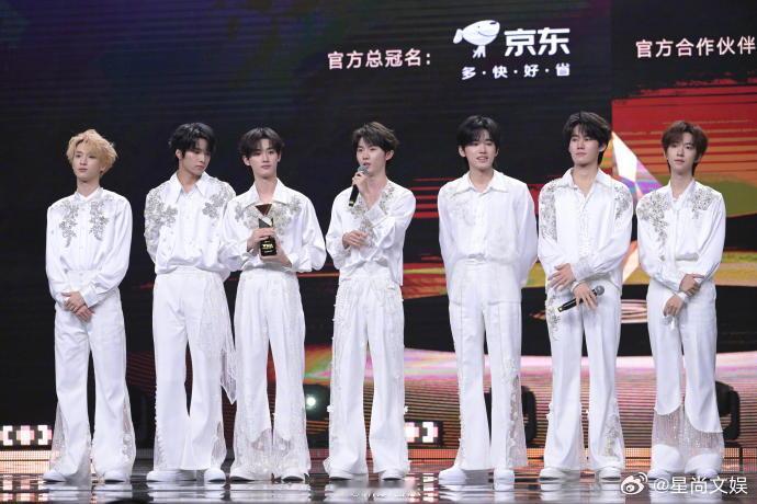 #时代少年团好帅的合照#时代少年团的这张现场合照充满魅力，尽显少年们的风采。 ​