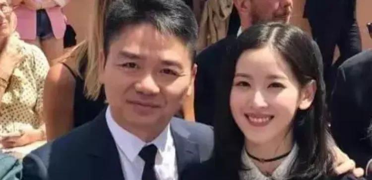 在这张照片中，刘强东和龚晓京展现出了一种和谐而优雅的夫妻氛围。尽管他们已经离婚多