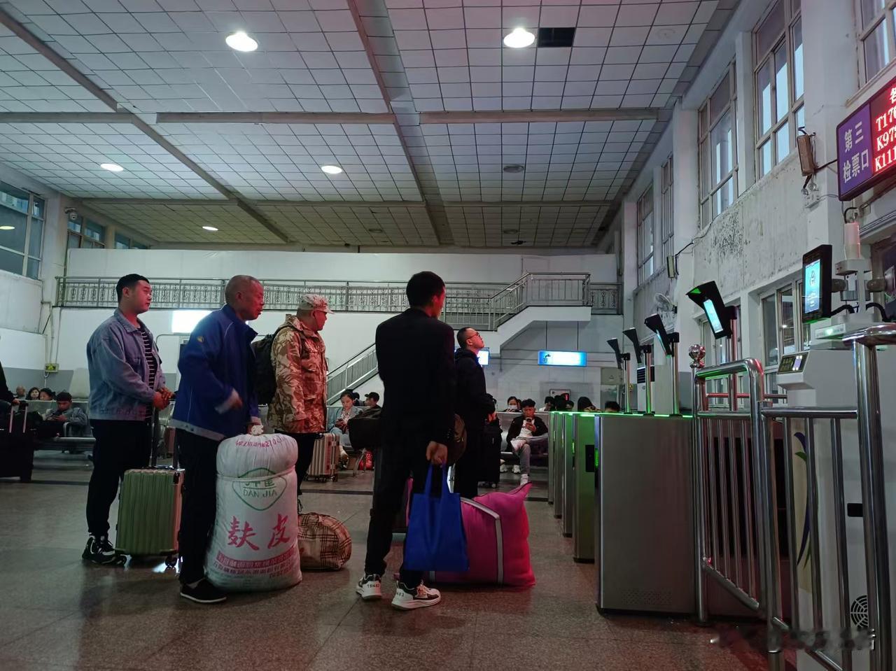 火车笔记：绿皮车上去旅游的中年女子
梁东方
坐绿皮火车，即便是有座位，人们上车的