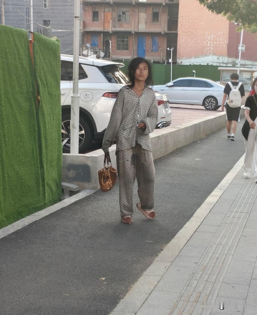 如果她的母亲看到这个画面
该有多心痛。
她从小也是母亲的宝贝，母亲的心头肉。
似