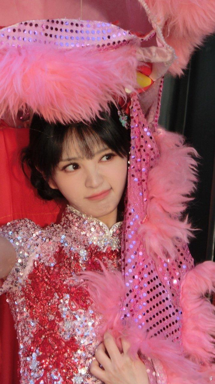 田曦薇特写美我一大跳 红裙加双丸子，田曦薇这造型也太喜庆了吧 被田曦薇春晚造型美