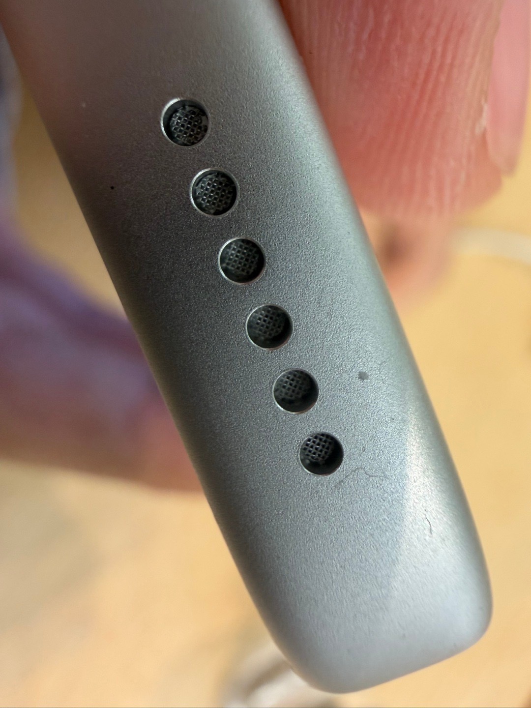 求助广大网友，扬声器和听筒粘了蓝丁胶干里面了，现在出声滋啦滋啦的，这种问题要怎么