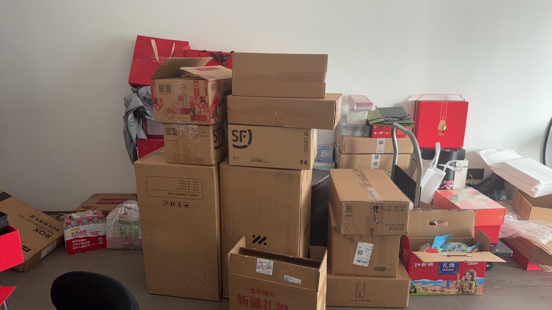 这一堆快递都是各个品牌送的新年礼盒要不给我们粉丝来新年大放送过年这几天开始抽了吧