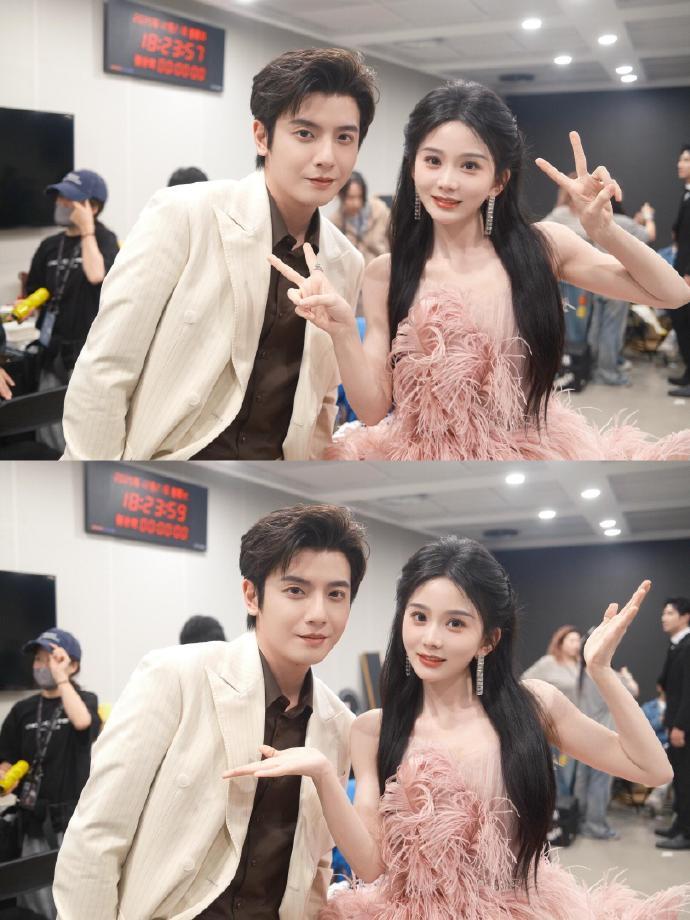 马秋元和们短人合照 这个元子好百搭呀 第一张梦回咬清梨 ​​​