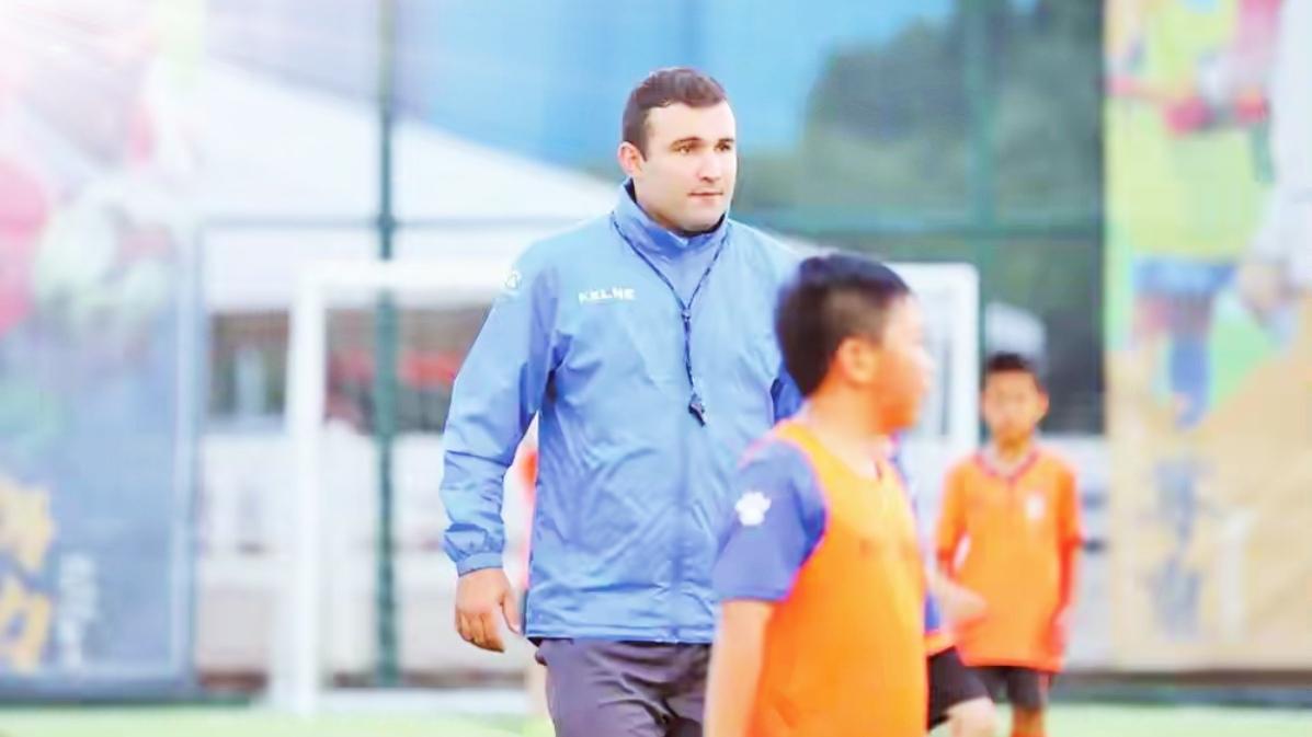 🔥西班牙教练扎根昆明！把巴萨青训带到春城，火爆出圈。从西班牙到昆明，资深足球教