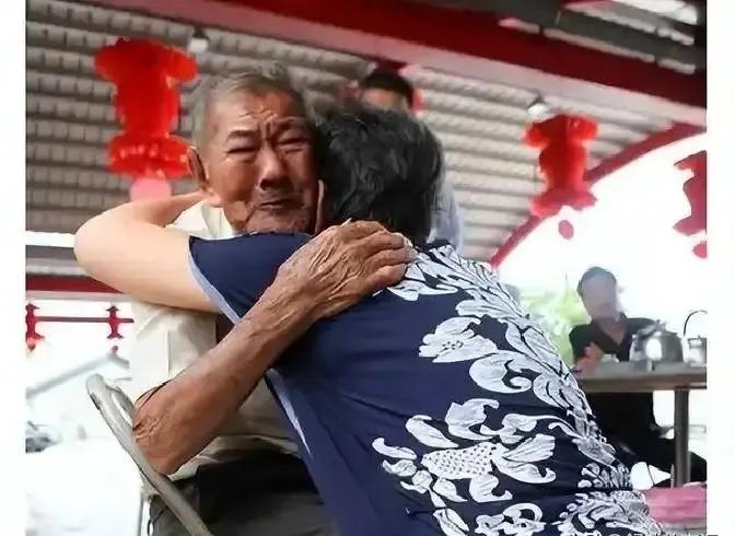 2012年，102岁台湾老兵，耗时66年，终于找到亲生女儿。谁料，一见面，女儿伸
