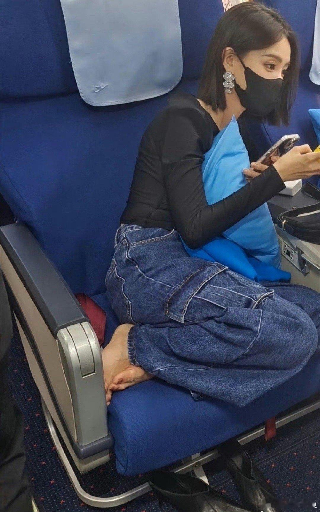 李一桐公共场合拖鞋这个行为会被审判吗。 ​​​