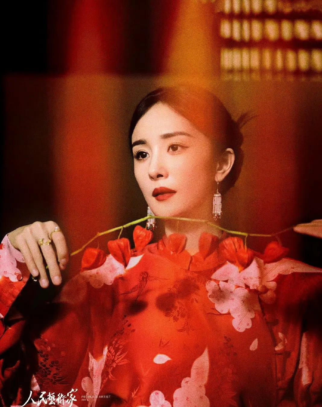 杨幂确定不出席酱园弄路演，看不到美美的幂姐和好看的穿搭了。
杨幂最近几年一直在尝