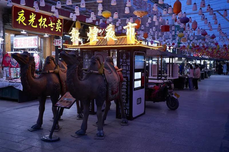 2026敦煌灯会定档元旦启幕，12月31日晚已提前亮灯，敦煌夜市瞬间热闹非凡，众