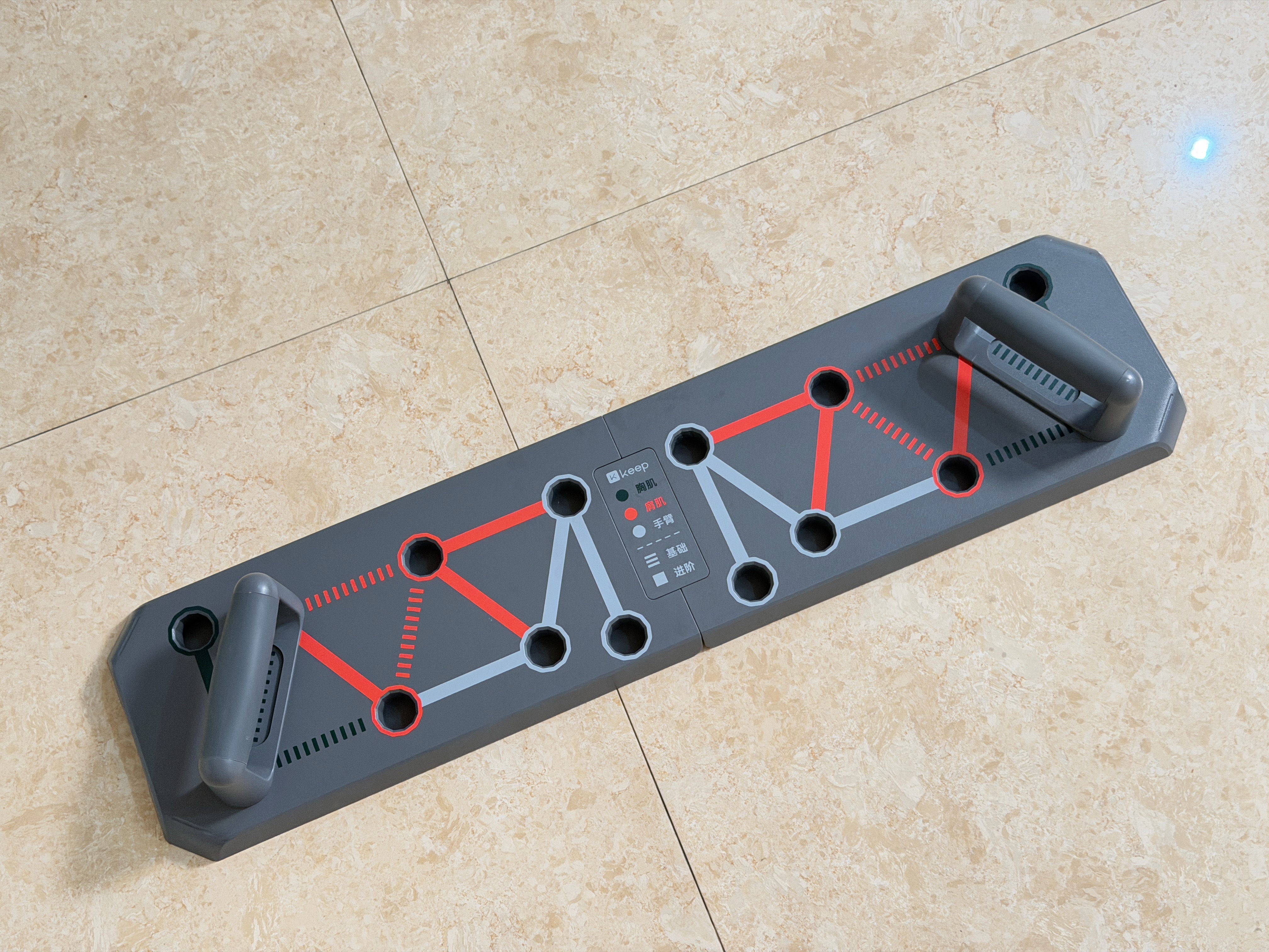 我可能已经快两个月没做过俯卧撑了但因为每天都去健身房，倒是有练力量刚刚抱着试一试