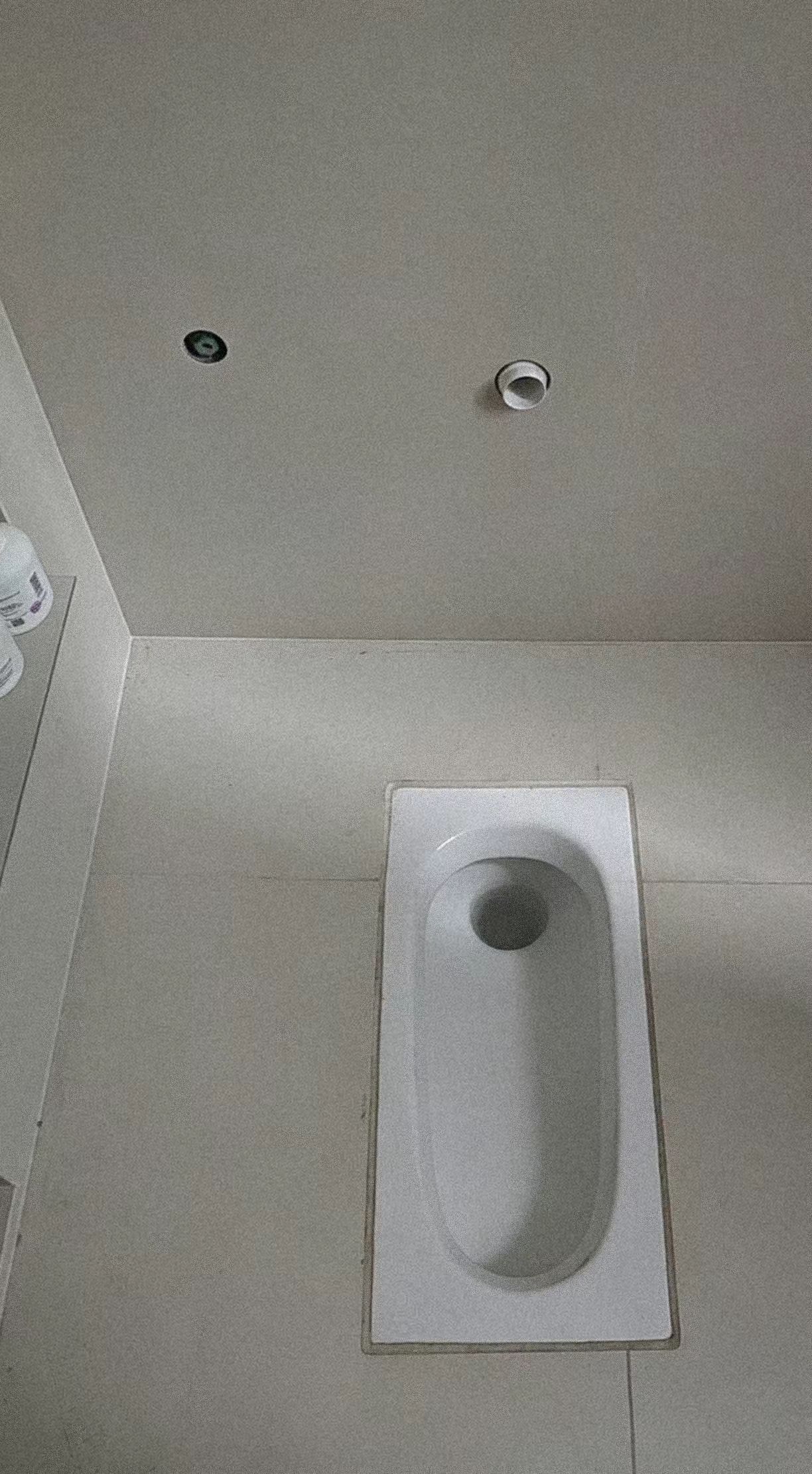 歪嘴HC3032B5原创设计专利蹲便器 。明装水箱冲水管入墙安装，能替...