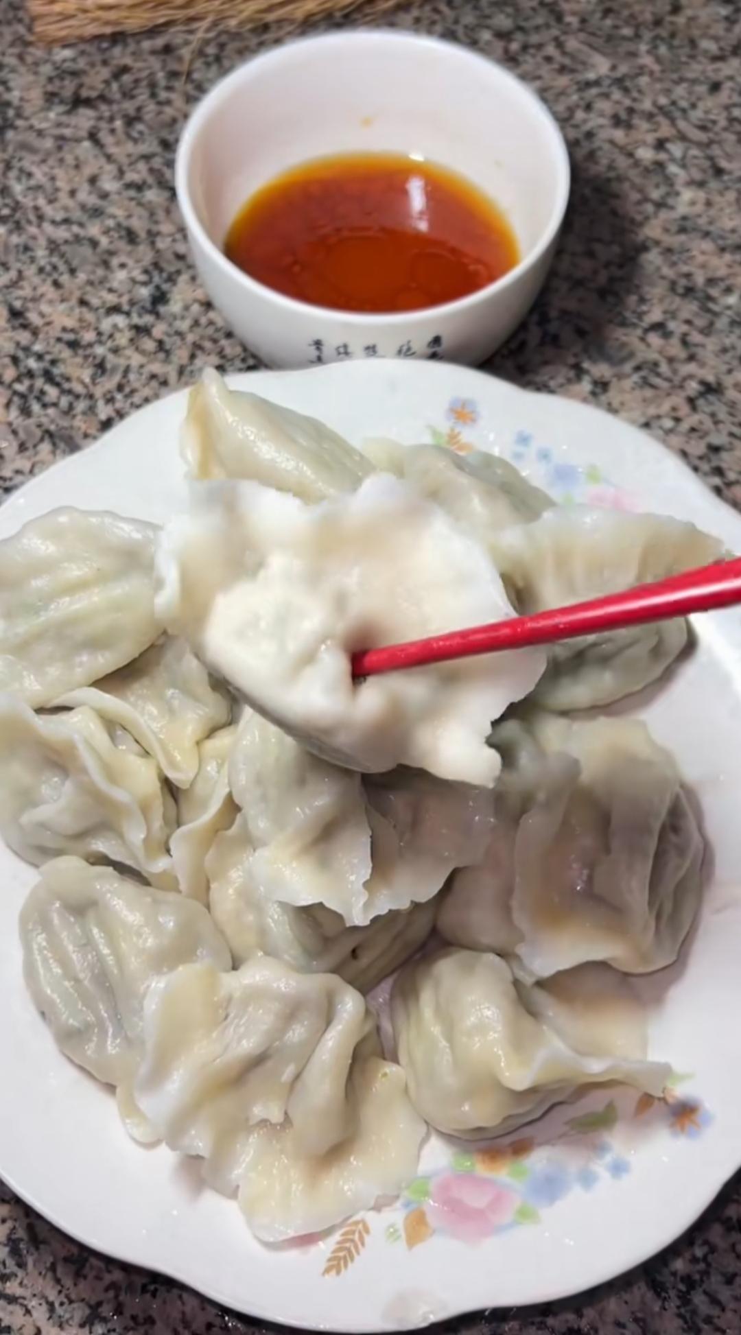 一盘饺子配一碗蘸酱，美味可口！今天母亲节，节日必吃水饺🥟，都是北方吗？南方也吃