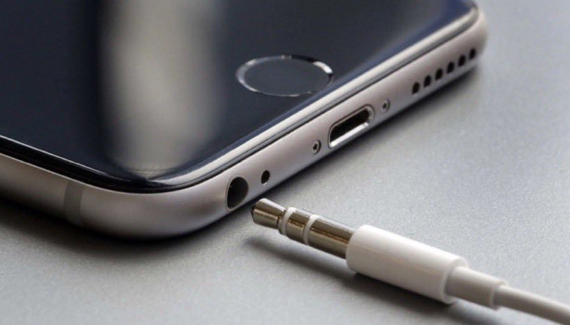 第一个取消耳机孔的最早iPhone 7 取消耳机孔，其实是苹果的一个阴谋！从那时