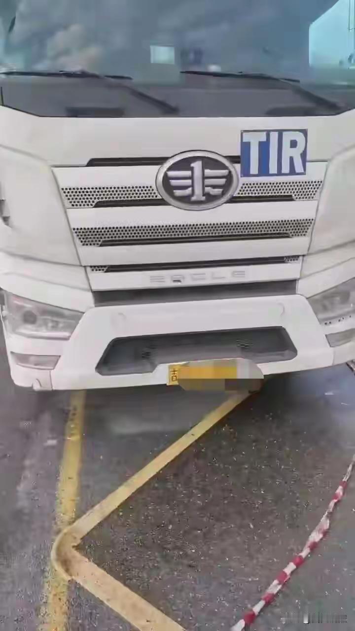 11月14日，一位从事国际运输的中国卡车司机在俄罗斯不幸遇难。当晚，遇难司机的老