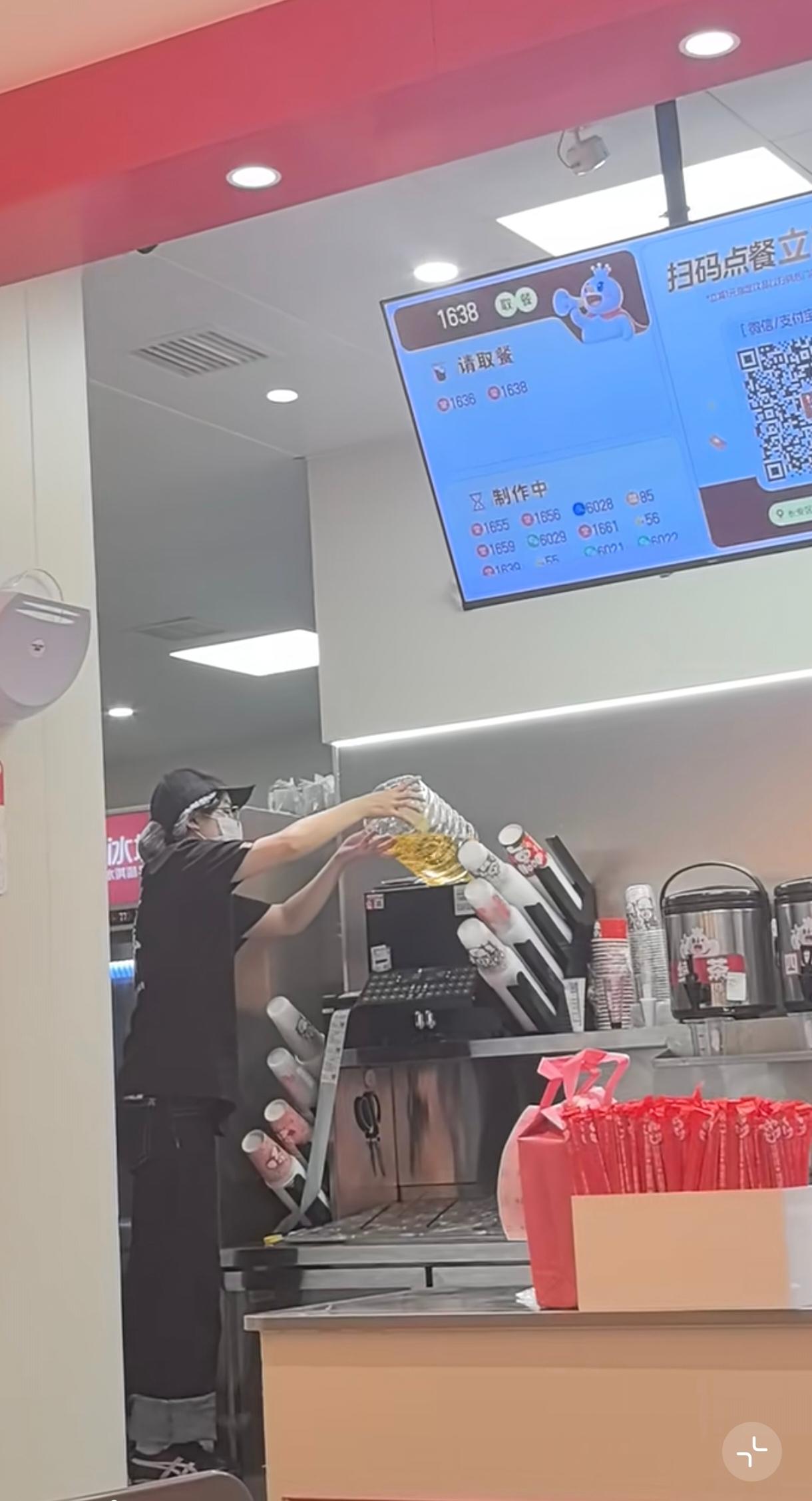 蜜雪他们往机器里加一整桶的，是什么油？别说外国人了，中国人都得愣一下。马上有人晒