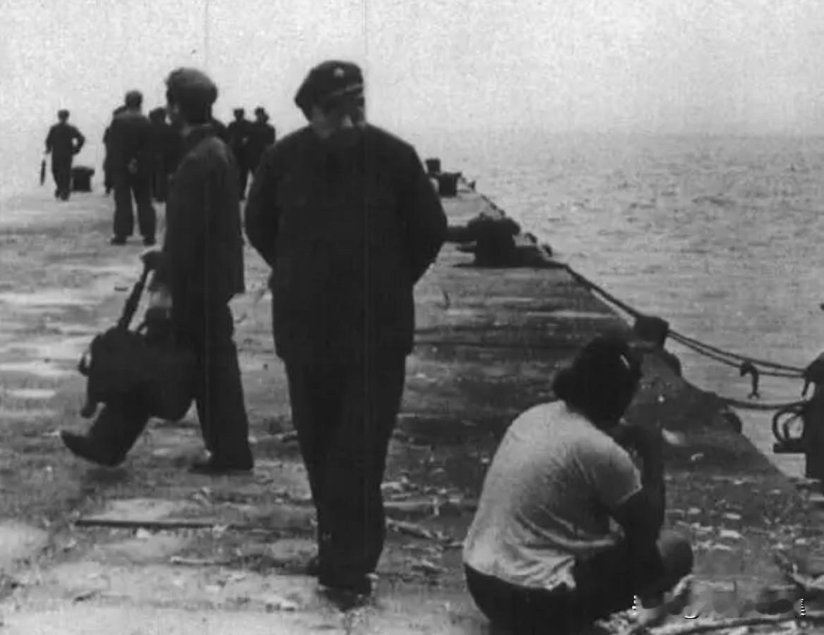 1982年3月，时任总后勤副部长张贤约将军在西沙群岛视察时的场景。照片中的他，虽