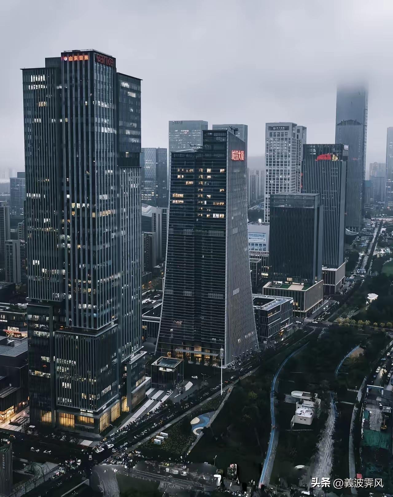 公司招聘员工，进入面试环节，。尚未开始，分管副总在招聘工作群内通知，董事长要求：