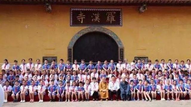2008年汶川大地震期间，高僧“破戒”收容孕妇，寺内煮肉杀鸡，罗汉寺内108罗汉